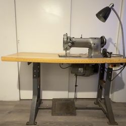 Sewing machine table with lamp