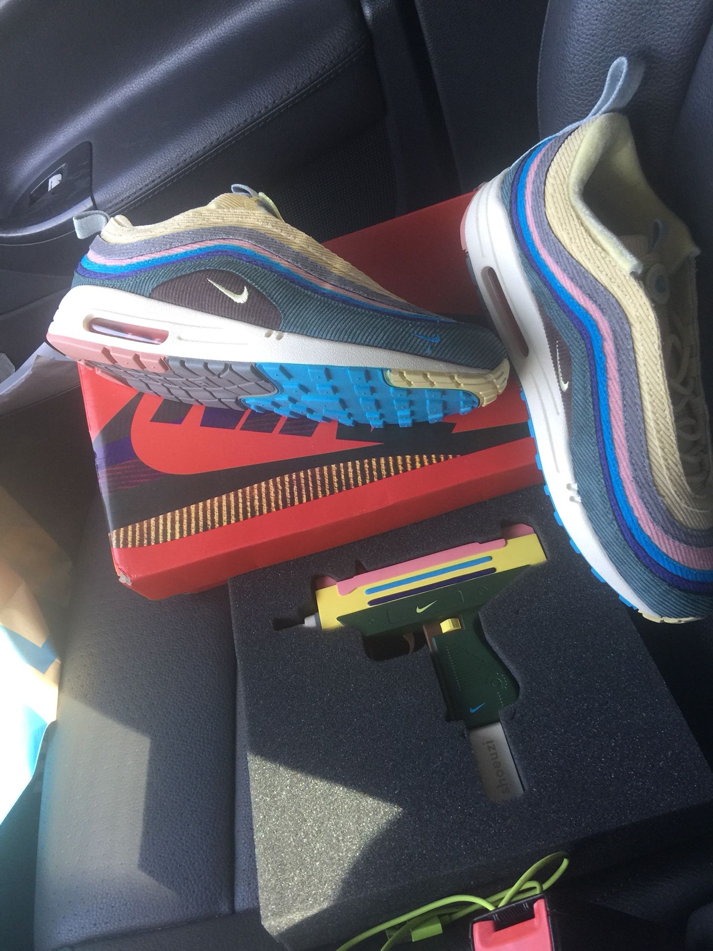 Sean wotherspoon Sz 10 and Nike mini uzi prop
