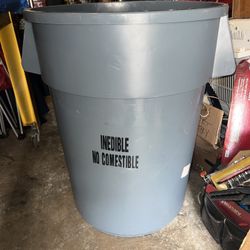 Rubbermaid Commercial Brute container with a capacity of 44 gallons