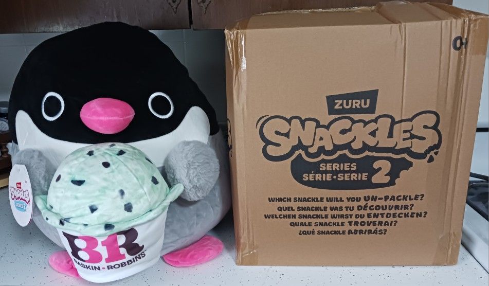 NEW IN BOX ZURU BRAND SNACKLES LARGE PENGUIN WITH ICE CREAM SELLING @ MACYS FOR $30