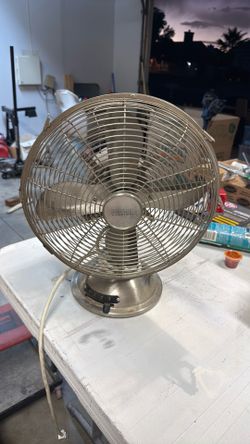 Oscillating metal fan