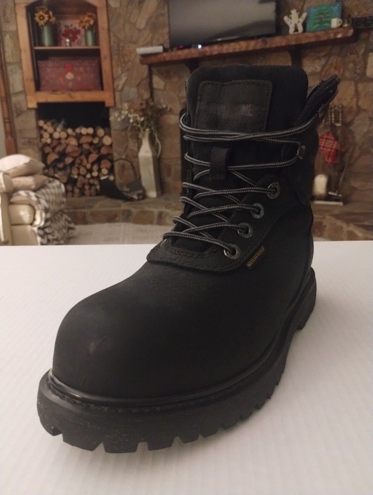 (Size 7.5 - 8) Men's, New, WOLVERINE Iron Ridge Waterproof Steel Toe 6" Work Boot in BLACK
Worn a few hours, Waterproof, Oil resistant, store and onli