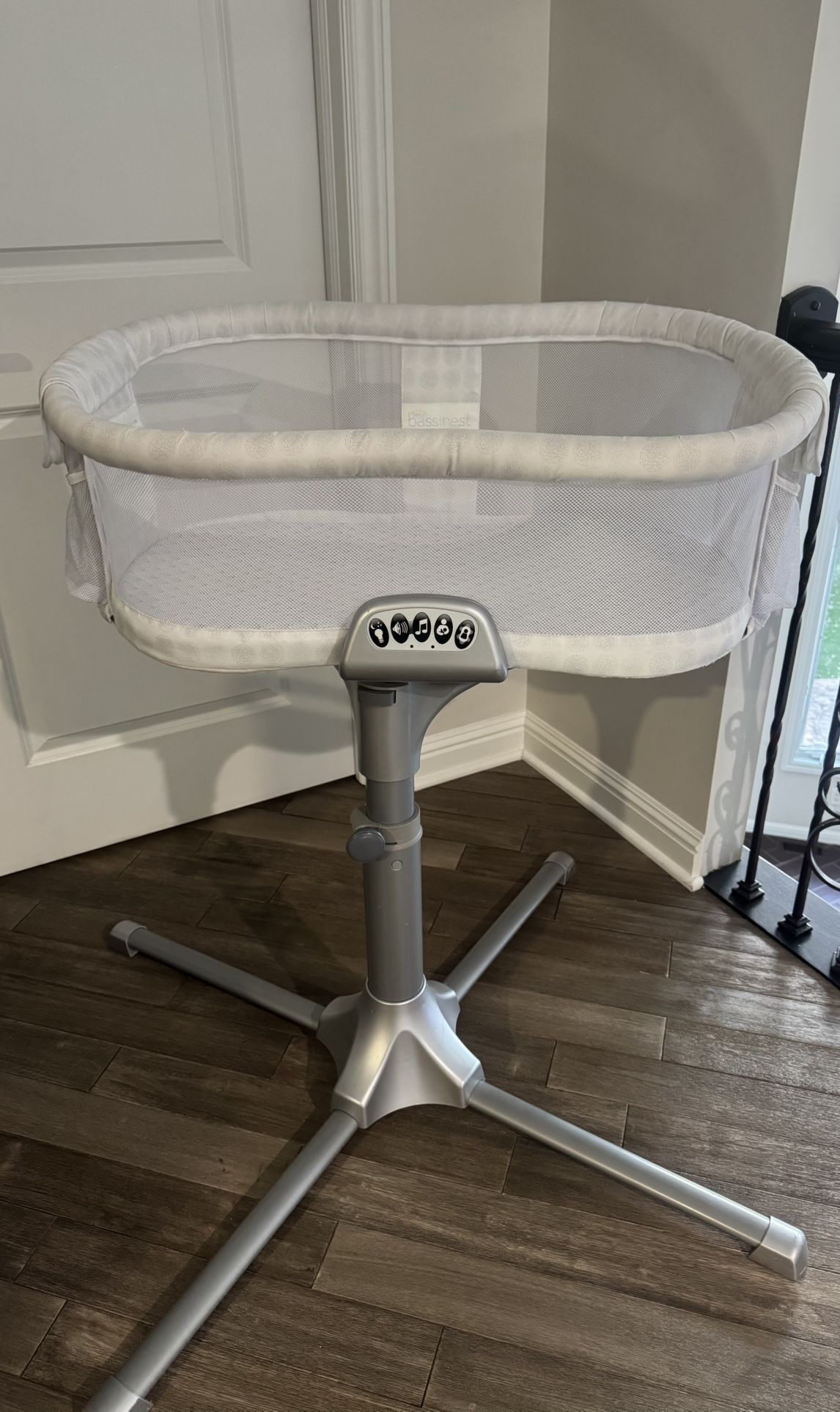 Halo Innovations Bassinest Swivel Sleeper Bassinet