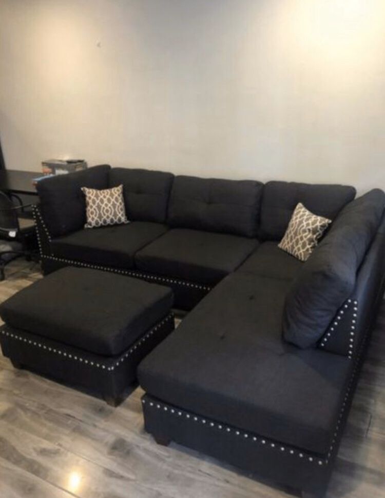 New in box black sectional sofa// ottoman included// reversible chaise