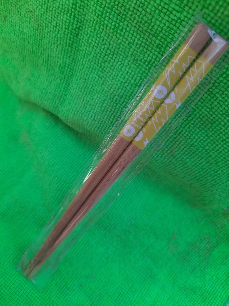 New Authentic Pokémon Pikachu Yellow & White Bamboo Ramen Sushi Chopsticks Set