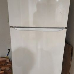 White LG fridge
 
 Dimensions 30"X 66"

