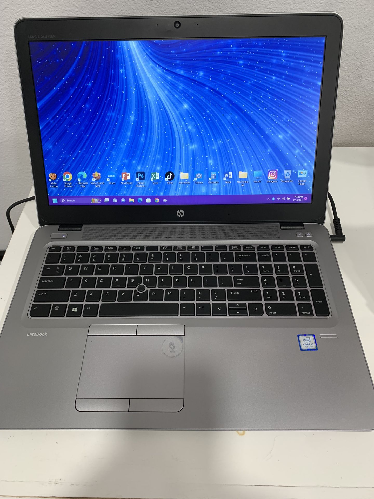 i5…i5…HP ELITEBOOK. 7 GENERATION PHOTOSHOP and MICROSOFT build On 07/12/2019….128.0 GB SSD ( Capacity ) ..8.0 GB RAM . READY FOR CLASSES
