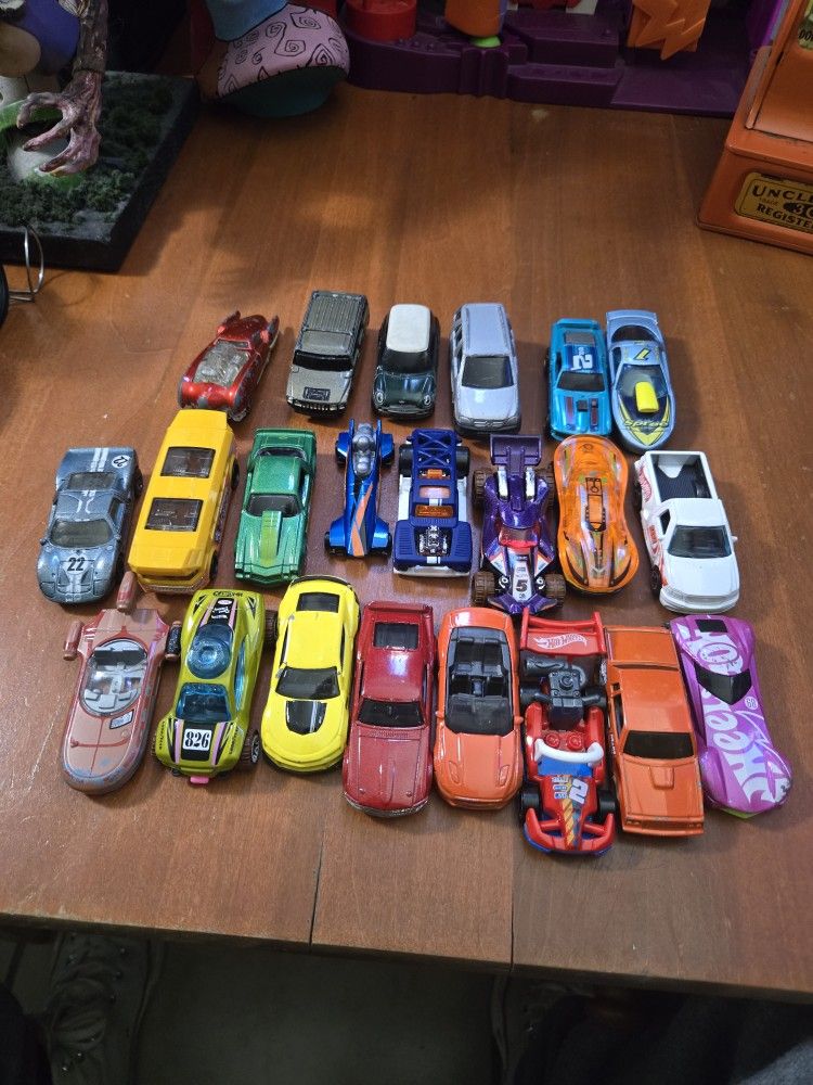 19 Hotwheels 3 Maisto Car Lot