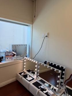 Hollywood Vanity Mirror with LED Bulbs