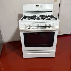 Kenmore 5-burner gas stove in perfect working condition. Delivery and installation available with a 3-month warranty.