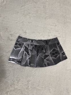 Light reflective skirt with a flattering silhouette. Lightweight stretch fabric for comfortable movement. Stylish geometric print adds a modern touch
