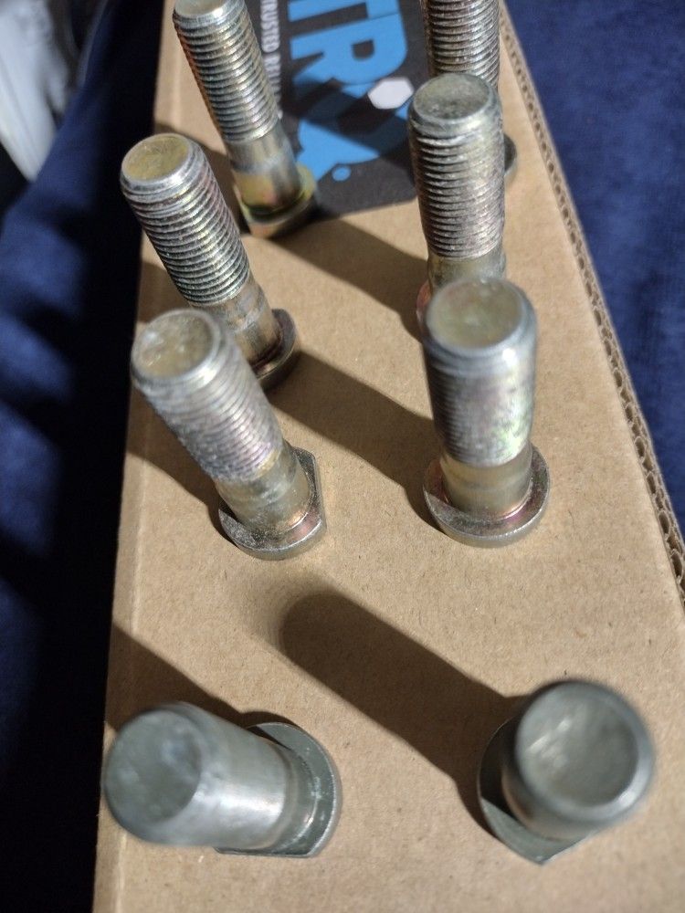 O.E.M SUZUKI Wheel Studs Samurai ,Sidekick ,Vitara