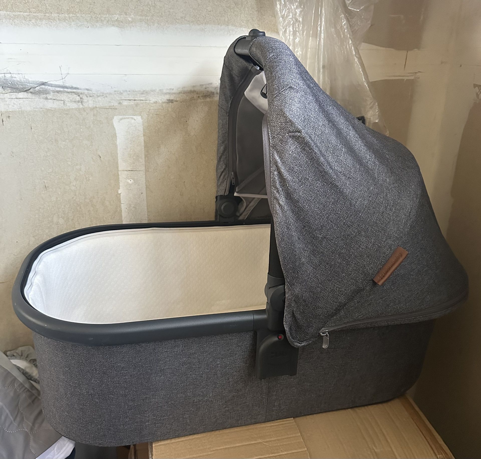 UPPAbaby Bassinet V2 Compatible with Vista, Cruz, Ridge, Minu - Charcoal Melange