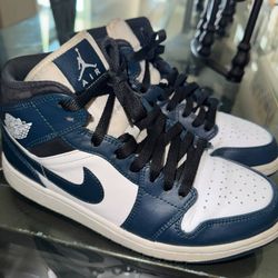 Jordan 1 Mid 