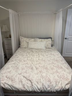 Queen Canopy bed
