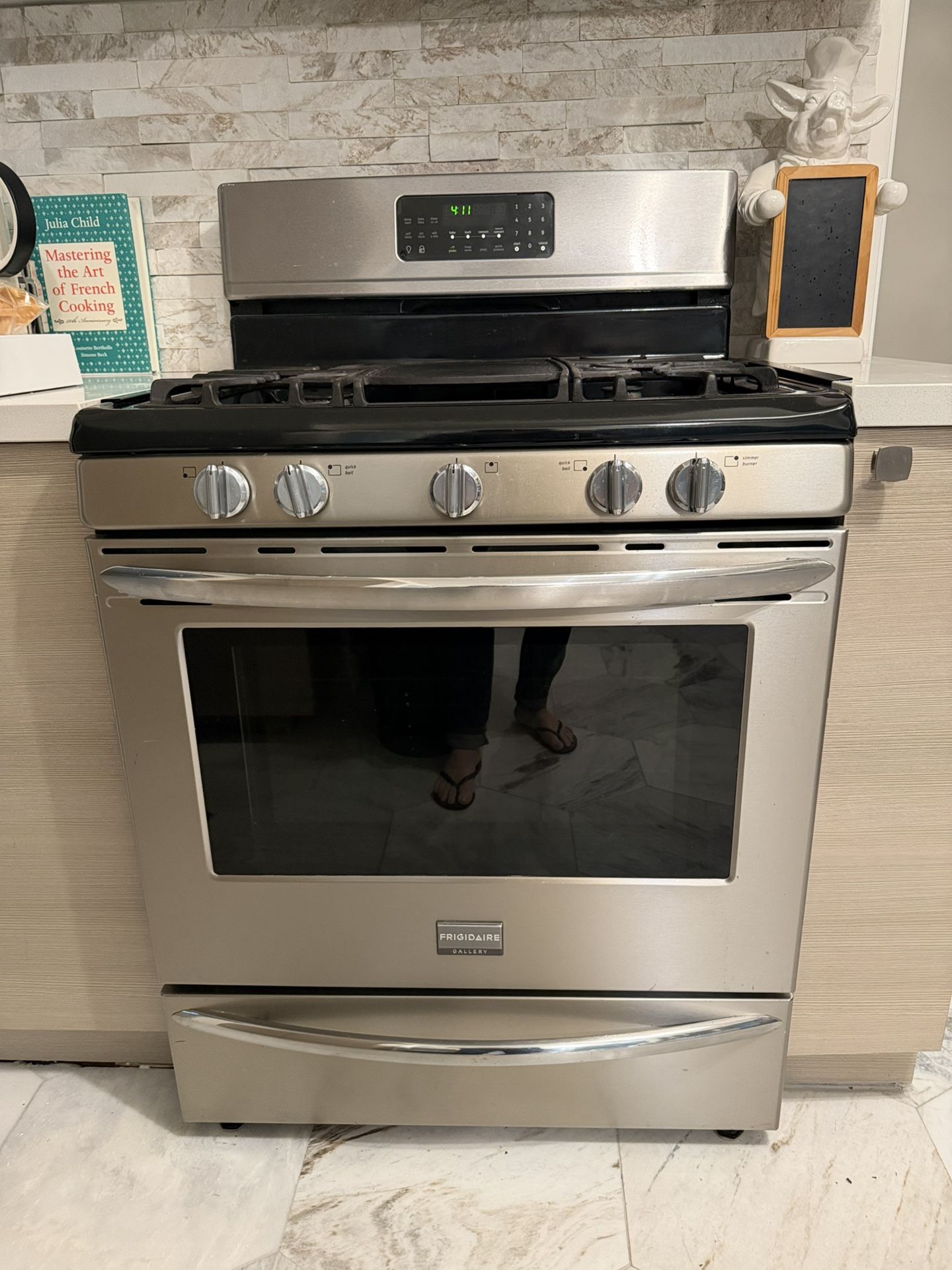 Frigidaire Gallery Gas Range / Stove / Oven 4 Burners And Griddle