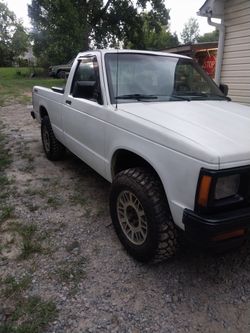 93' 4x4 Shortbed Chevy S-10/4.3 Newly rebuilt/Auto, New MT Tires/New 4wd actuator & Transfer case lines