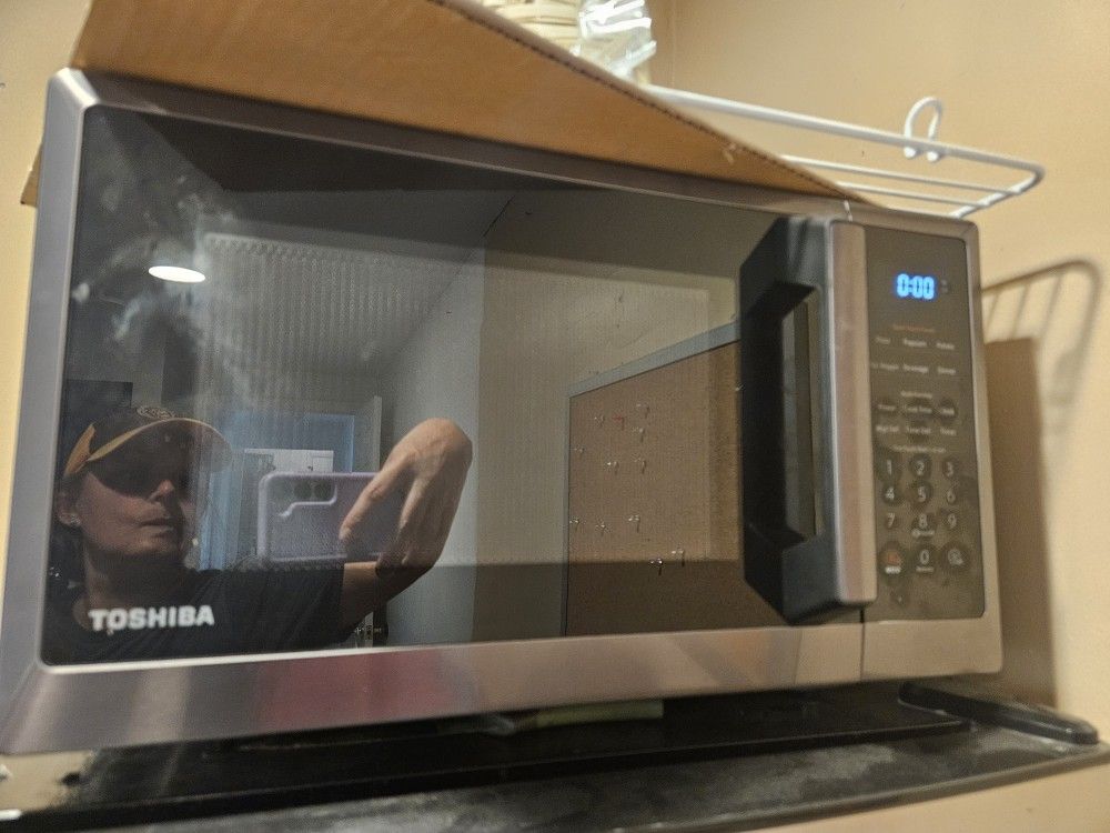 Toshiba Microwave - Barely Used