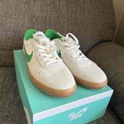 Nike SB Heritage VULC size 11.5. Bought 2 weeks ago to take pictures. Worn on day too tight. No top