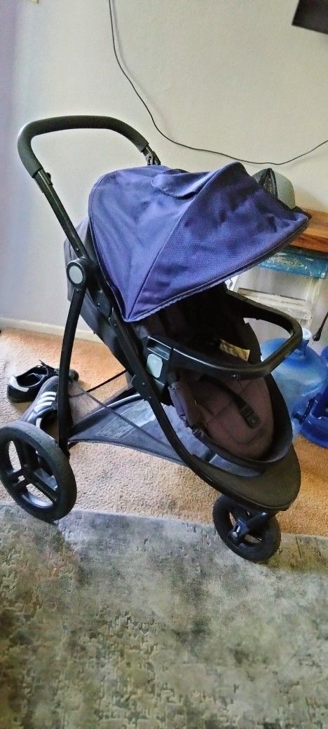 Stroller 3 Wheels Good Condition $50