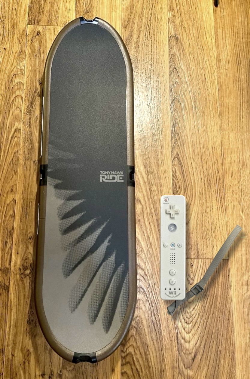 Nintendo Wii Controller + Tony Hawk Ride Skatewokeeu