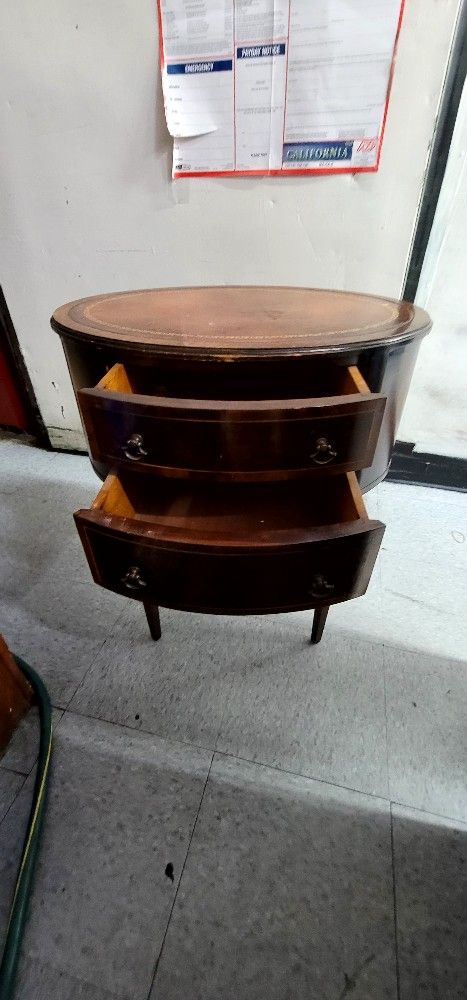 Early 20th Century American Federal Style Flame Mahogany Leather Top Oval Side Table.