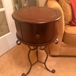 Round Wood Accent Table with Decorative Metal Base – Great Condition