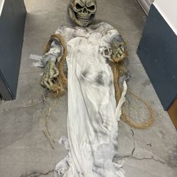 10’ Tall Hanging Skull Decoration 