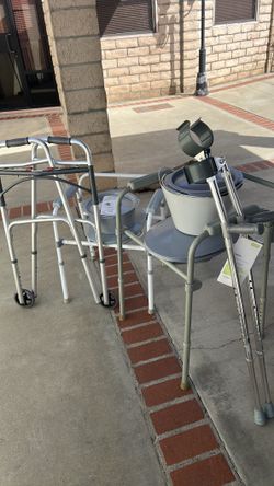 2 inodoros 1 walker 1 set de fore arm crutches nuevos
