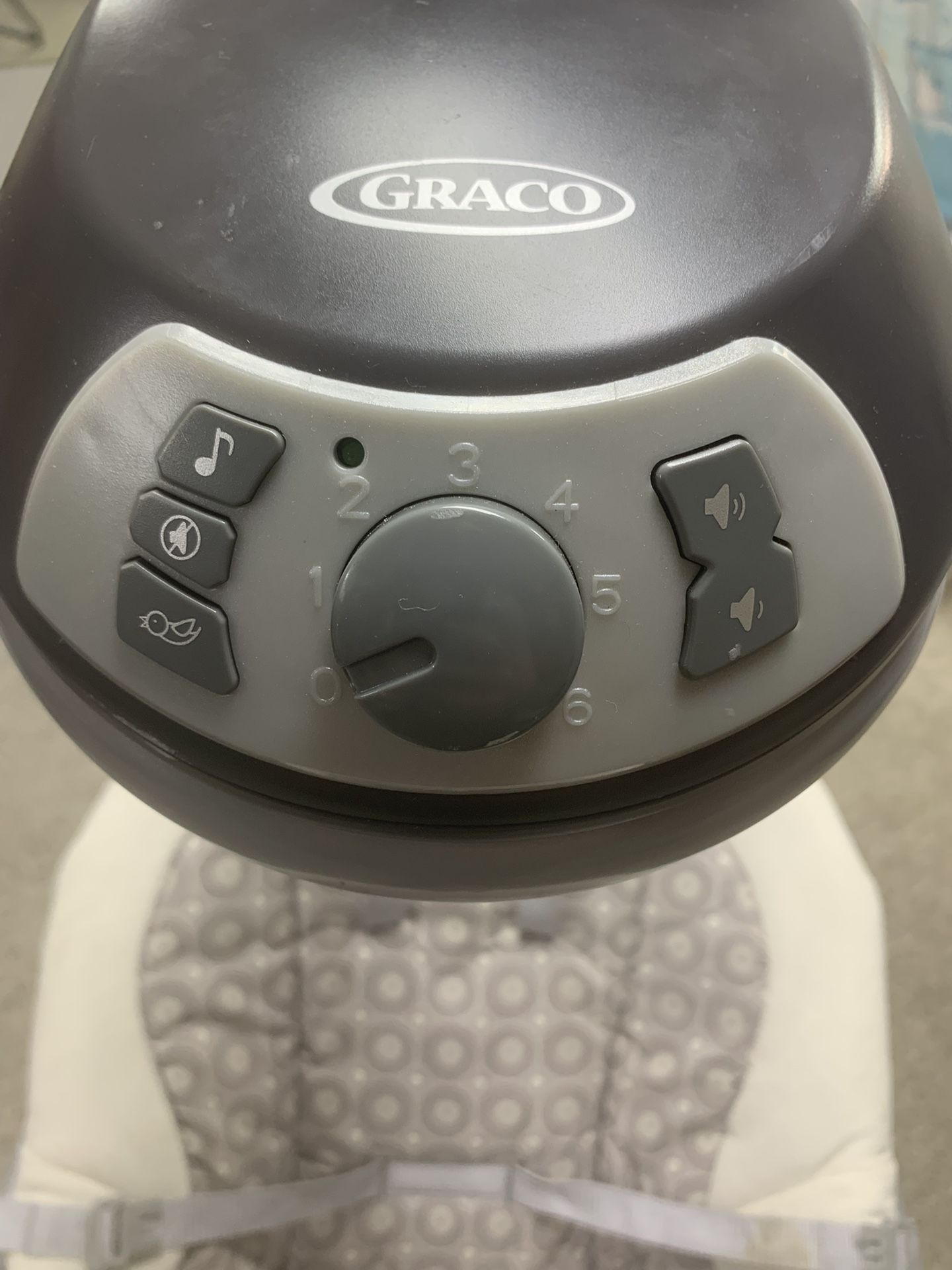 Electric baby swing. (Good condition) washer, friendly 60$