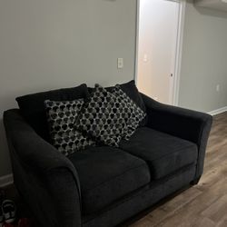 Loveseat & 3 Pillows. 