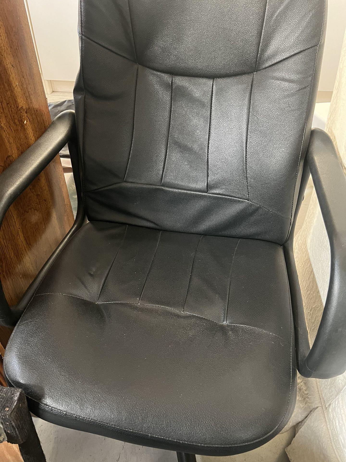 Black Chair With 5 Wheels