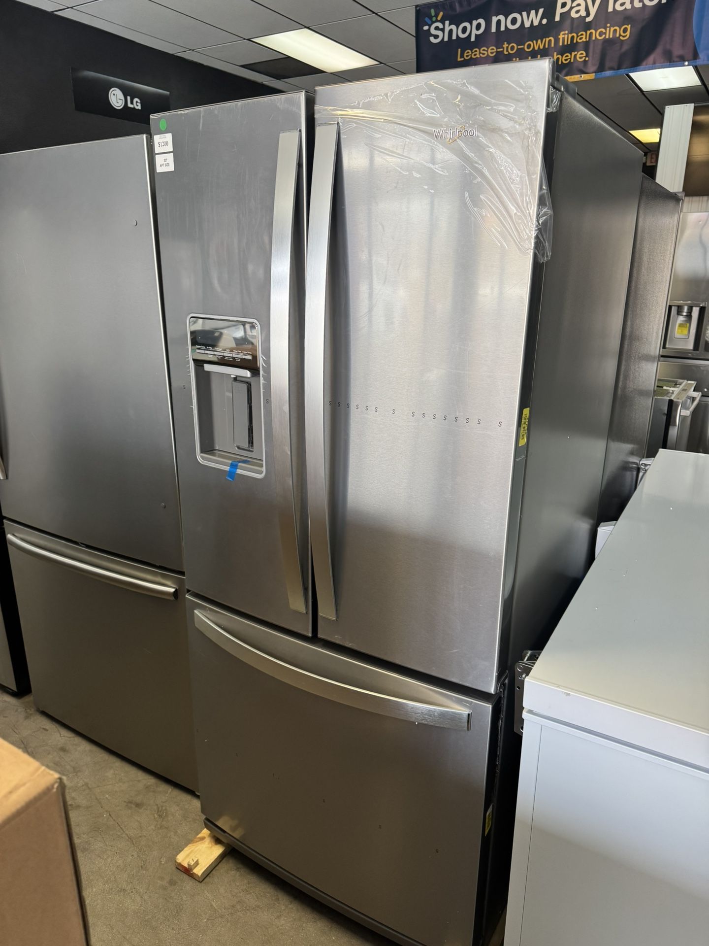 30” - Whirlpool French Door Refrigerator / Water & Ice