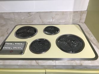 Verdadera y auténtica joya Vintage en perfectas condiciones de funcionamiento: cooktop, oven door y Stractor hood.