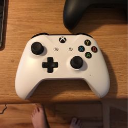 White Xbox One S Controller WITHOUT BATTERY COVER