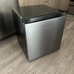 Hisense 1.6 Cu Ft Single Door Mini Fridge, Silver, Energy Star