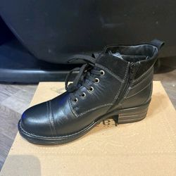 Taos Women's Chunky Black Ankle Boot - Size 6