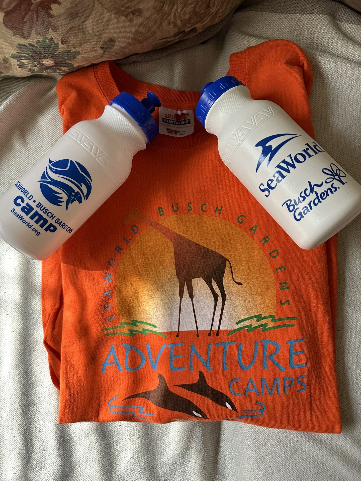 Seaworld Busch Gardens Adventure Camps Hanes T-Shirt & 2 water Bottles