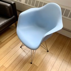 Beautiful Armchair Eames Style