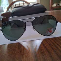 RAY BAN AVIATORS WITH BLACK FRAME AND POLARIZED TINTED LENSES. NEW IN BOX. 
