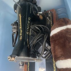 ANTIQUE singer with pedal 