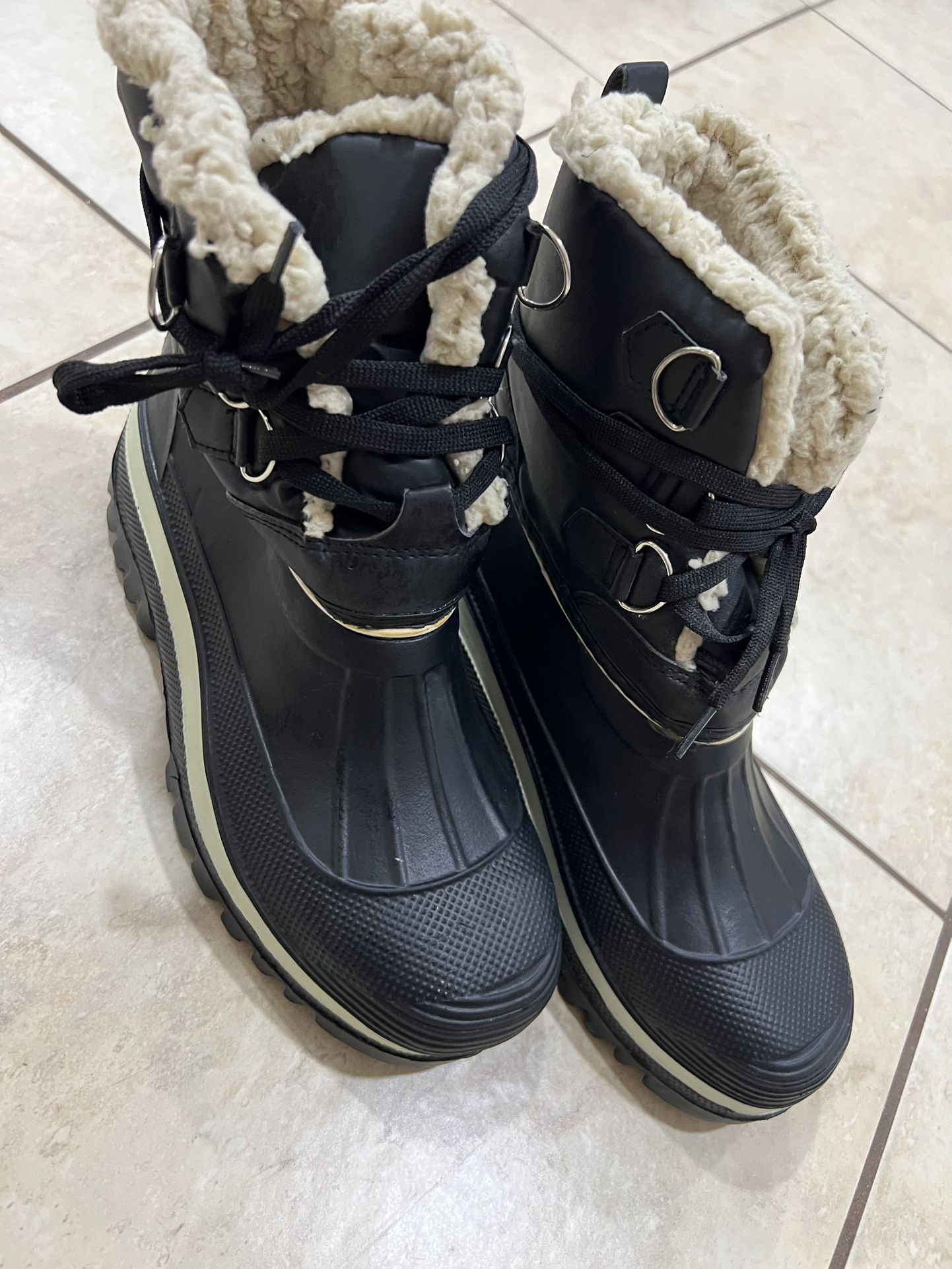 $10 - Woman Snow Boots Size 8