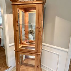 Broyhill Fontana Curio Cabinet, lighted, 5 display surfaces, like new!