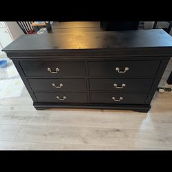 Dresser With Mirror 
