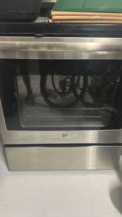 Electric oven stove in 528 and 417 area