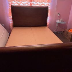 Queen Sleigh Bed  100$