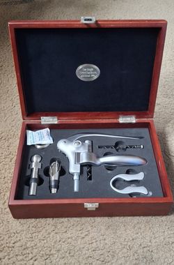 Brookstone Heritage Connoisseur's wine bottle opener set