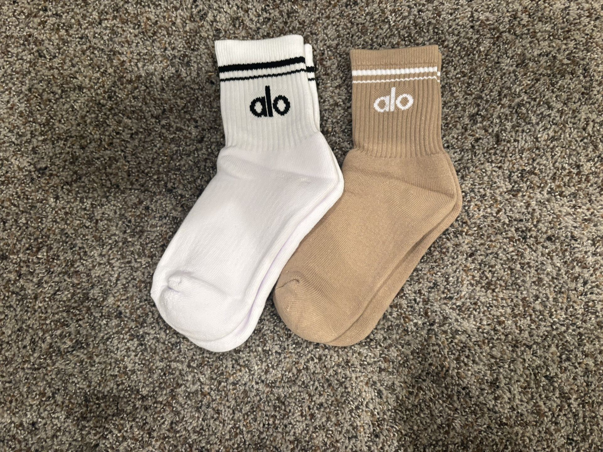 2 Pairs Alo Yoga Unisex Throwback Socks Brand New