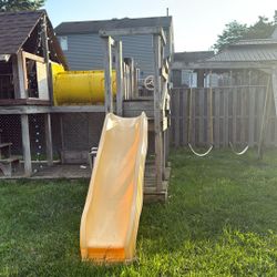 Tree House / Play House 