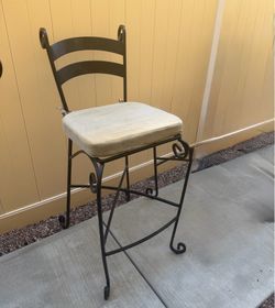 Mint Condition 5 Pier 1 Bar Stools & Pads